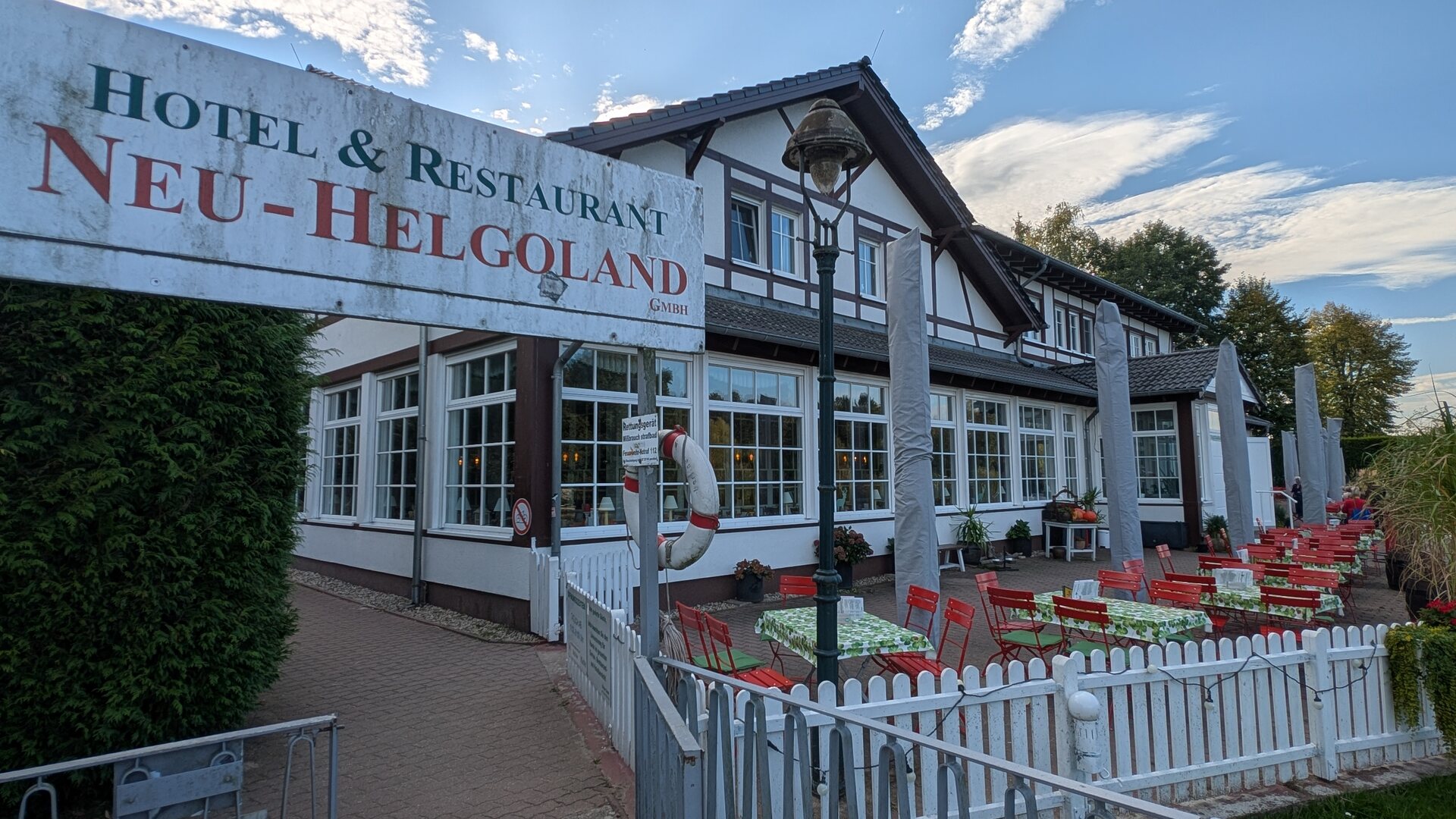 Hotel und Restaurant Neu-Helgoland mit Terrasse am Wasser