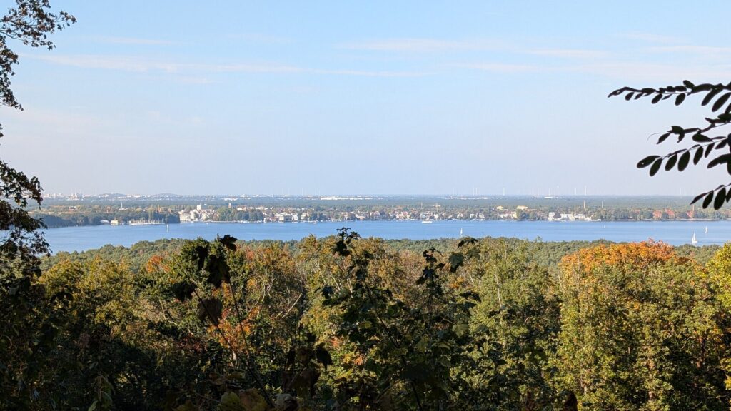 Weiter Panoramablick über Müggelsee, Wald und Berlin von den Müggelbergen