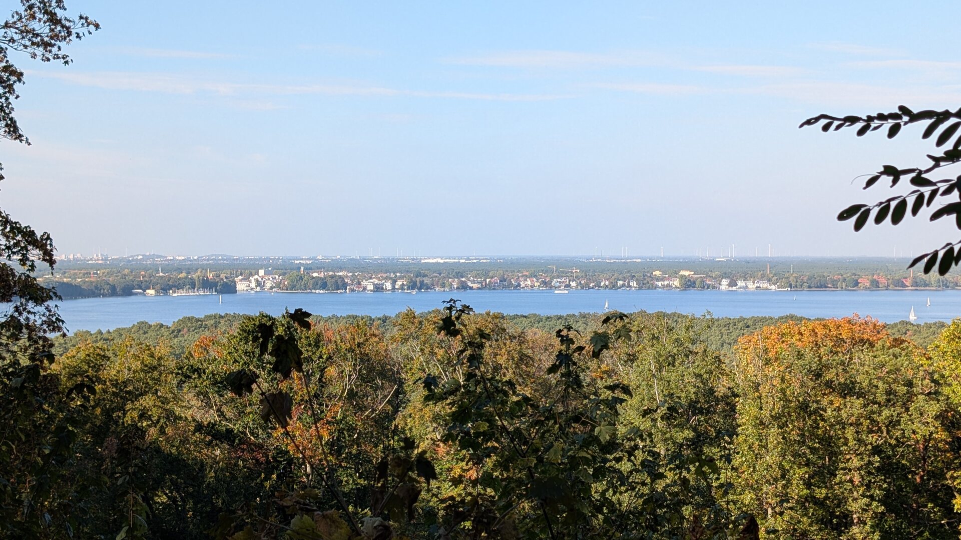 Weiter Panoramablick über Müggelsee, Wald und Berlin von den Müggelbergen