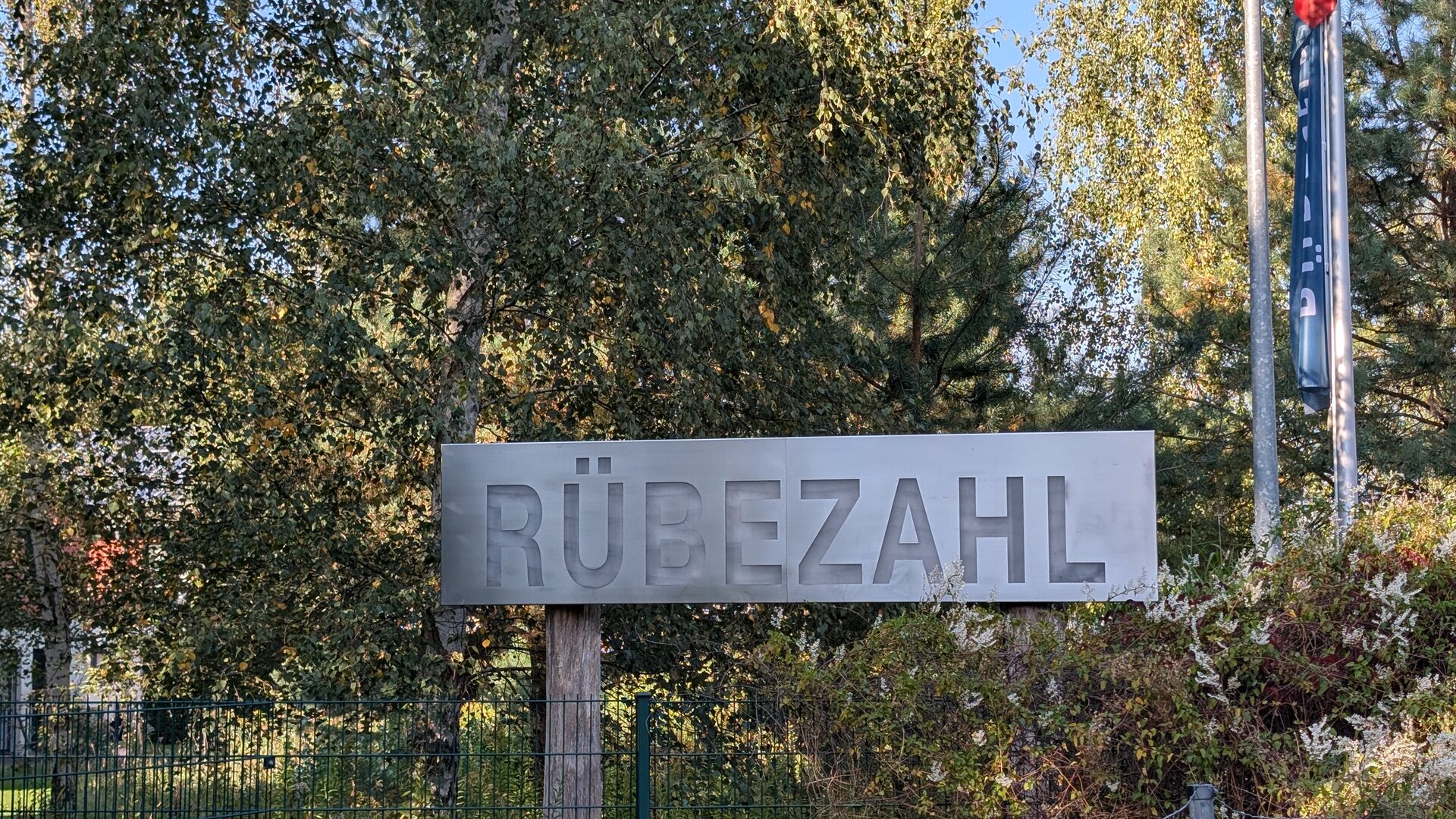 Großer Schriftzug Rübezahl am Eingang des Ausflugsziels