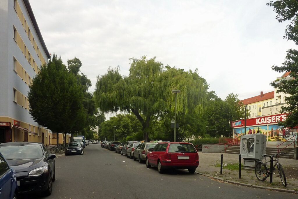 Schmollerplatz in Alt-Treptow mit damaliger Bebauung im Jahr 2011