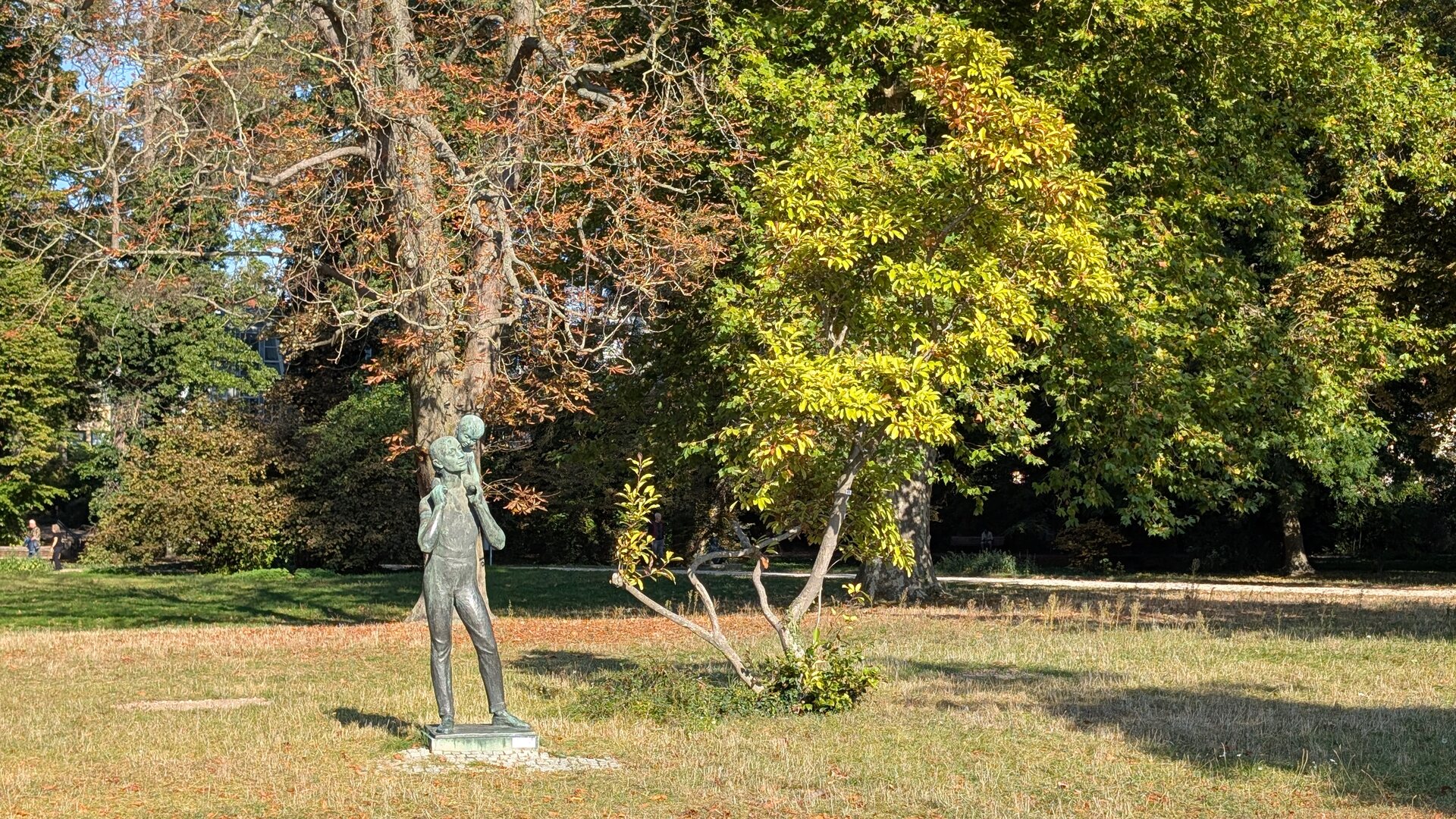 Bronzeskulptur im herbstlichen Kurpark Friedrichshagen