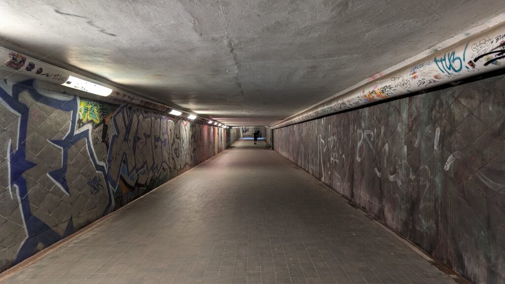 Langer Fußgängertunnel unter der Müggelspree in Friedrichshagen