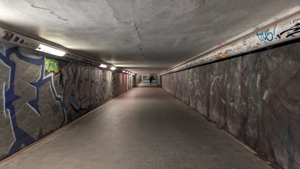 Beleuchtete Passage im Spreetunnel Friedrichshagen