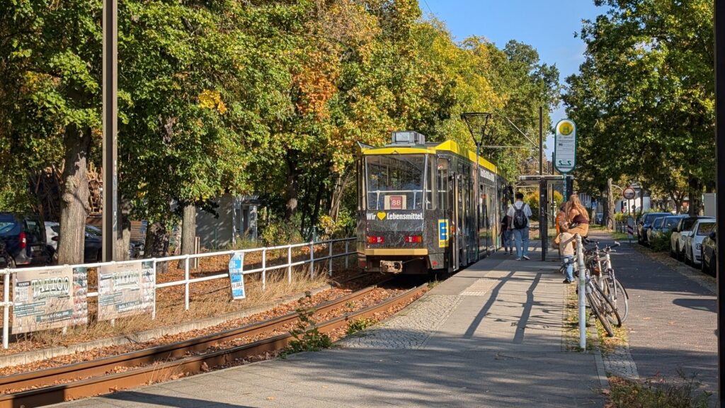 Straßenbahn der Linie 88 an der Haltestelle Marktplatz Friedrichshagen