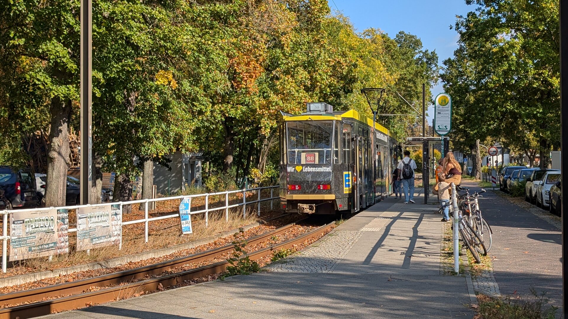 Straßenbahn der Linie 88 an der Haltestelle Marktplatz Friedrichshagen