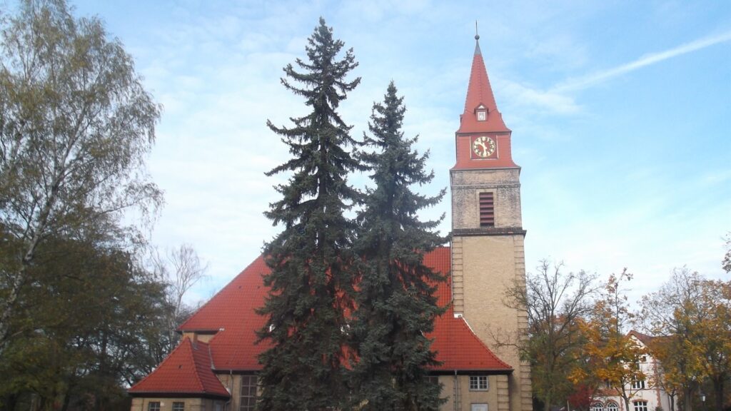 Taborkirche Wilhelmshagen mit Turm und Bäumen an der Schönblicker Straße