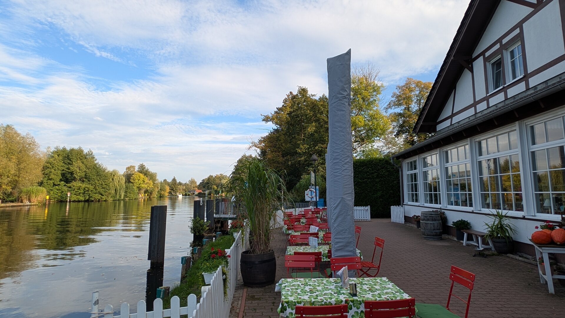 Wasserterrasse des Restaurants Neu-Helgoland an der Müggelspree