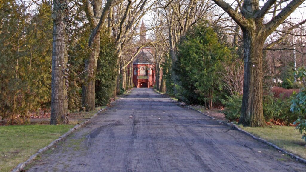 Baumgesäumter Weg zur Kapelle auf dem Waldfriedhof Oberschöneweide