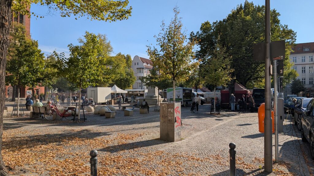 Marktstände vor der Christophoruskirche auf dem Marktplatz Friedrichshagen