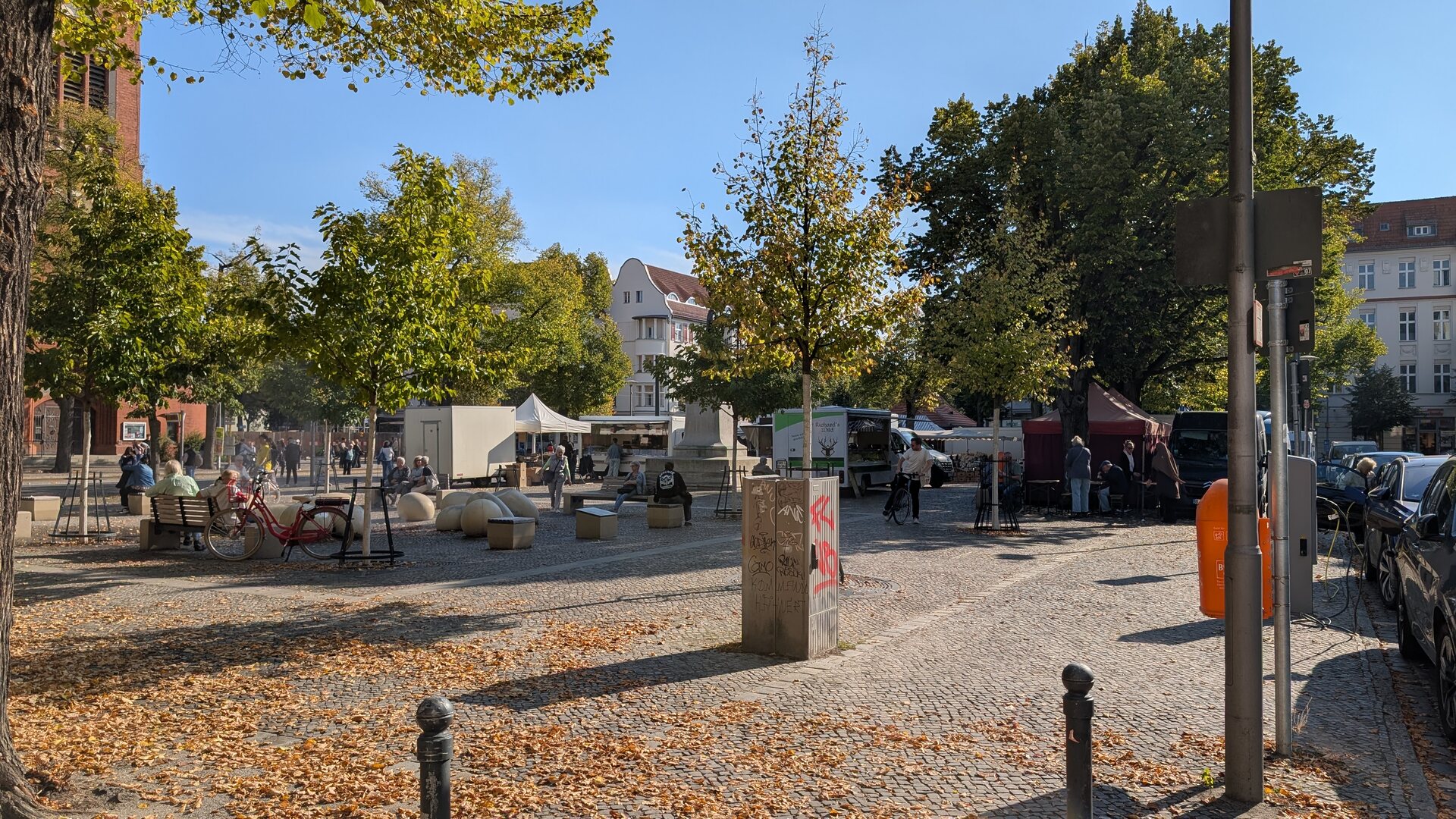 Marktstände vor der Christophoruskirche auf dem Marktplatz Friedrichshagen